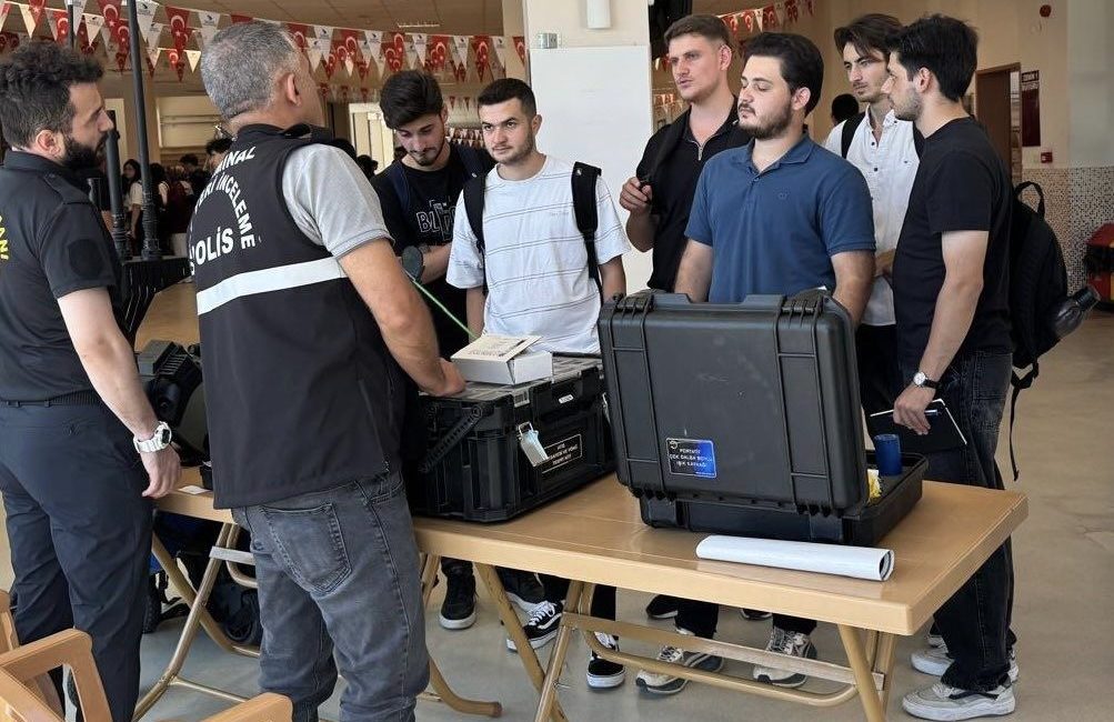 Üniversite öğrencilerine polisten bilgilendirme DÜZCE (İHA) – Düzce İl Emniyet Müdürlüğüne bağlı ekipler Düzce