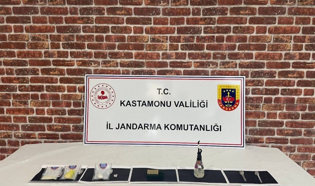 Kastamonu’da jandarma ekipleri tarafından durdurularak arama yapılan araçta uyuşturucu ile