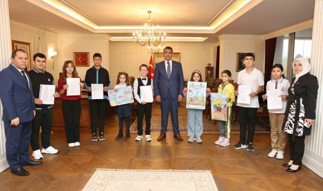 Vali Aslan, yarışmada dereceye giren çocukları ağırladı DÜZCE(İHA) – Düzce valisi Selçuk Aslan, Cumhuriyet Bayramı yarışmalarında dereceye