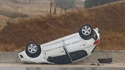 Bilecik’te seyir halinde yağışın etkisiyle kontrolden çıkan otomobil takla atarken,