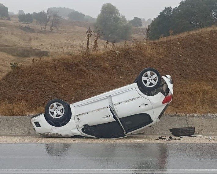 Bilecik’te seyir halinde yağışın etkisiyle kontrolden çıkan otomobil takla atarken,