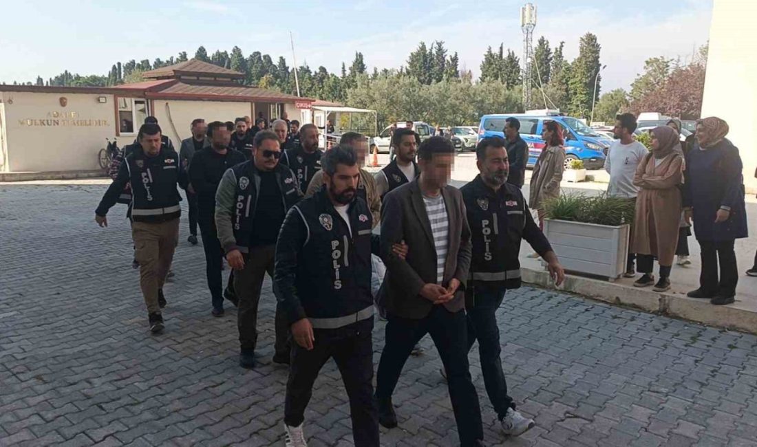 Yalova İl Göç İdaresi’ne yönelik operasyonda 9 zanlı adliyeye sevk edildi Yalova’da İl Göç İdaresi’ne yönelik operasyonda, aralarında İl Müdürü Salih