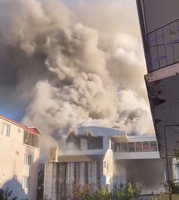 Yalova’da korkutan otel yangını Yalova’nın Termal ilçesinde bir otelin çatı katında çıkan yangın itfaiye