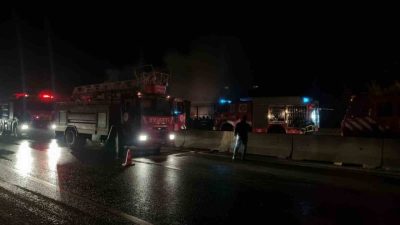 Yalova-İzmit kara yolunda seyir halindeki tır alevlere teslim oldu. Alınan