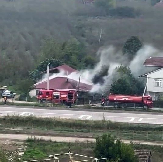 Yangında tek katlı ev kullanılamaz hale geldi Sakarya’nın Hendek ilçesinde çıkan yangında tek katlı bir ev alevlere
