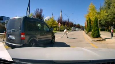 Bolu’da yaya geçidinden karşıya geçmek isteyen kız çocuğu, hafif ticari