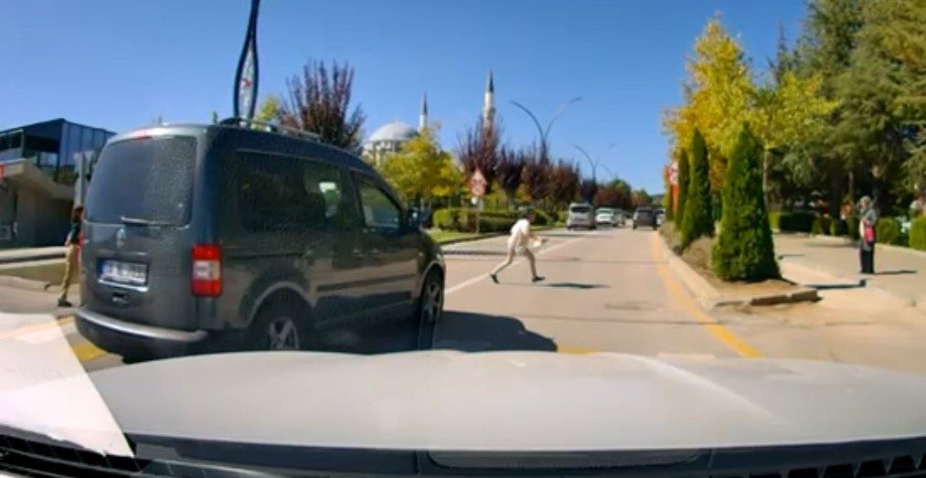 Bolu’da yaya geçidinden karşıya geçmek isteyen kız çocuğu, hafif ticari