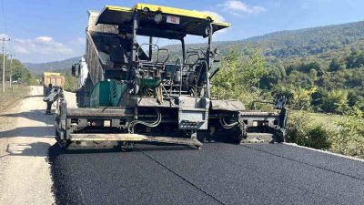 DÜZCE (İHA) – Düzce’de köy yollarında sıcak asfalt serim çalışmalarına
