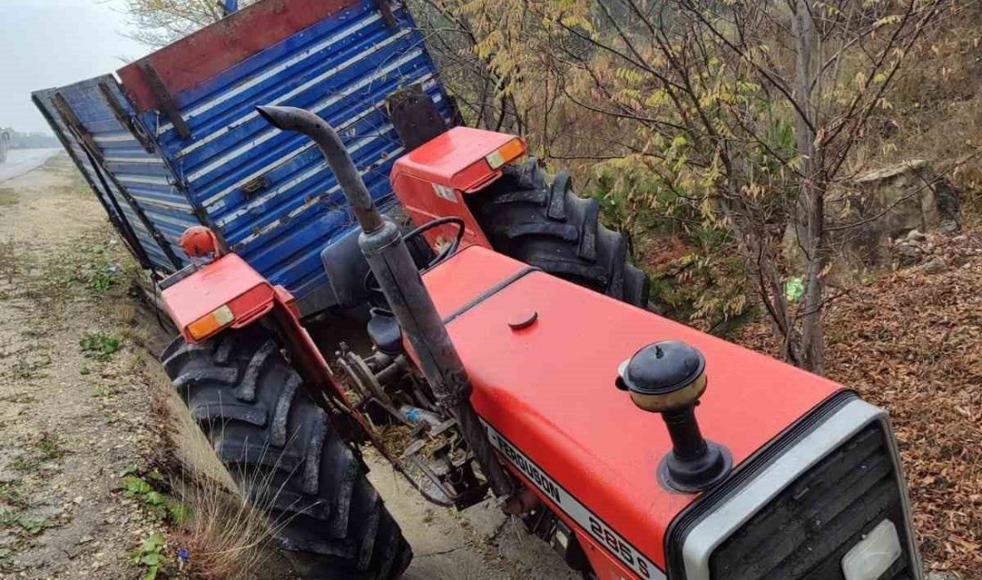 Yoldan çıkan traktörden düşen sürücü hayatını kaybetti Kastamonu’da yoldan çıkan traktörden düşen sürücü, kaldırıldığı hastanede hayatını kaybetti.