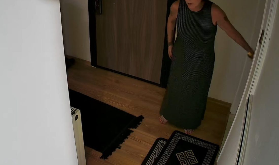 Yalova’nın Çınarcık ilçesinde 5. kattaki evinin penceresinden eğlendiği sırada aşağı