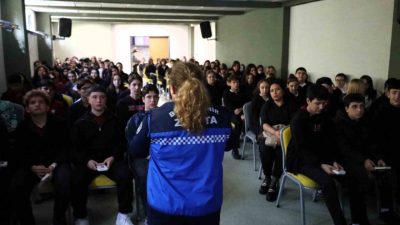Kocaeli’de zabıta ekipleri tarafından lise öğrencilerine “bilinçli tüketici” eğitimi verildi.