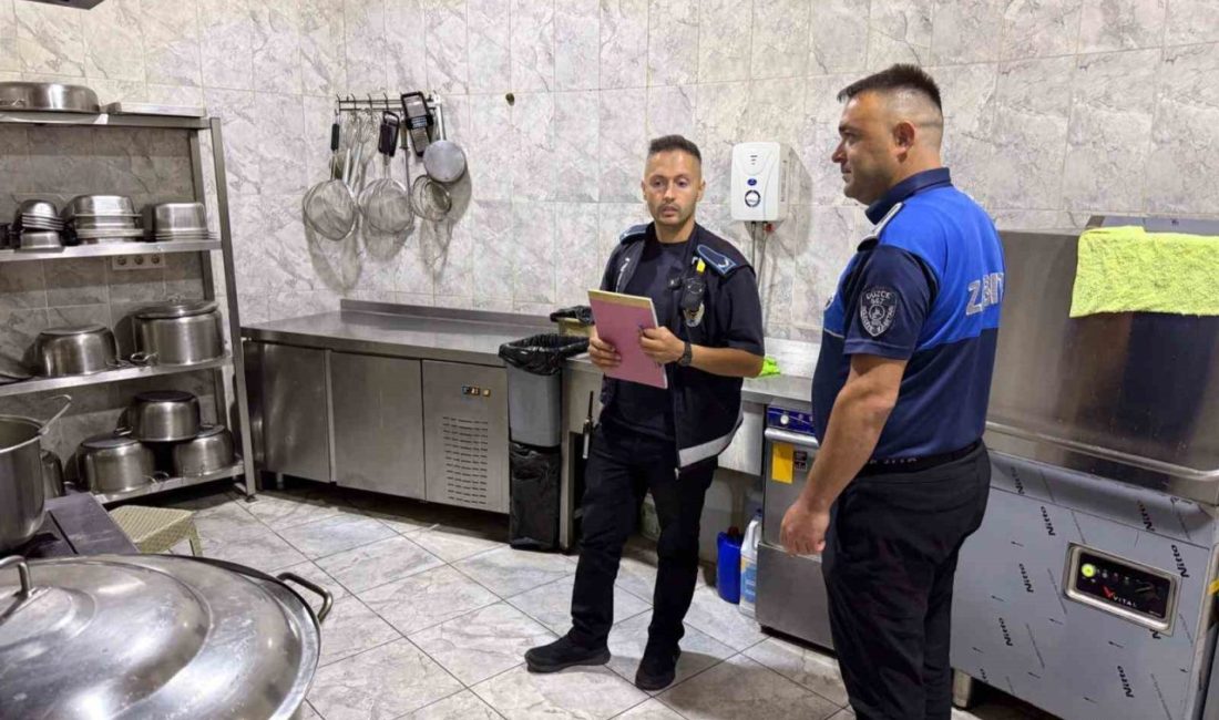 Düzce Şehirlerarası Otobüs Terminali’nde ortak denetim yapan Düzce Belediyesi Zabıta