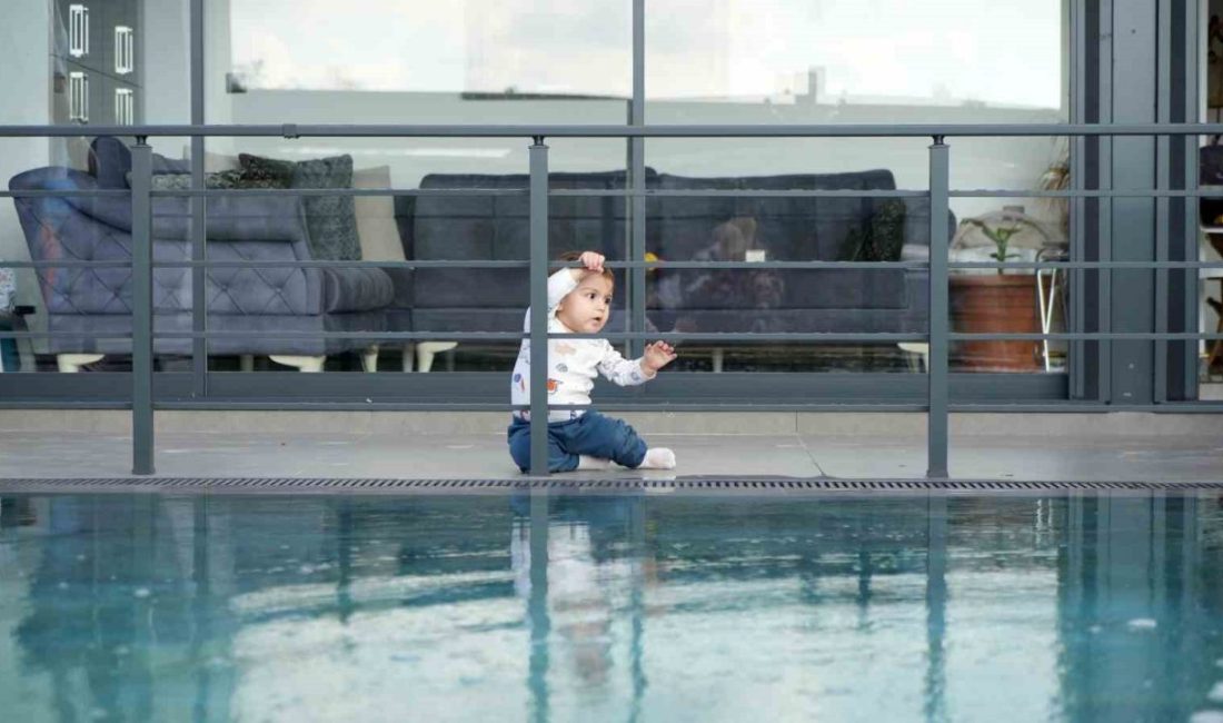 10 aylık bebek 11 dakika suda nefessiz kaldı, 3 kez kalbi durdu Sakarya’nın Hendek ilçesinde evlerinin bahçesindeki havuza düşerek yaklaşık 11 dakika