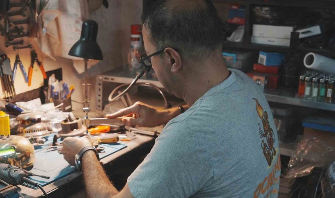 10 metrekarelik atölyesinden Türkiye’ye ulaşıyor Kocaeli’nin Derince ilçesinde yaşayan Ender Samsa, evinin bir bölümünde kurduğu