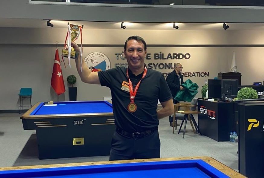 3 bant bilardo Türkiye şampiyonu Köseoğlu oldu DÜZCE(İHA) – Türkiye 3 bant bilardo şampiyonasında Düzceli sporcu Ahmet