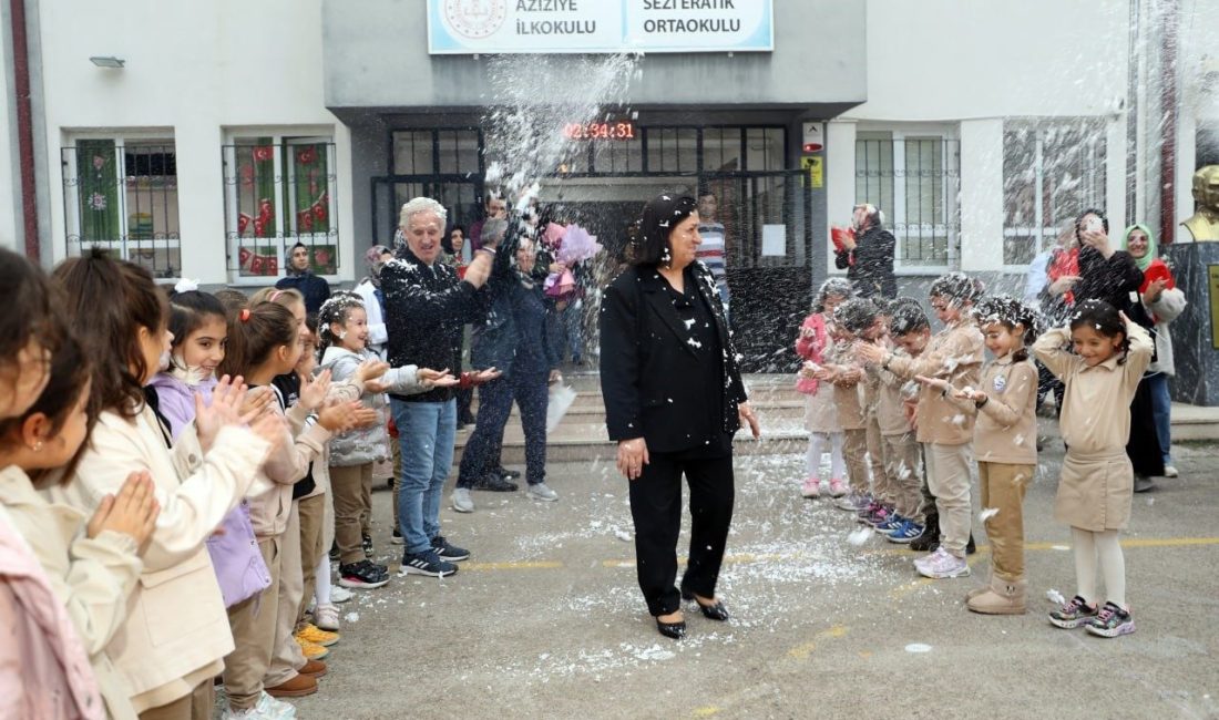39 yıllık eğitimciye unutulmaz veda: Gözyaşlarıyla uğurlandı Sakarya’nın Karasu ilçesindeki Aziziye İlkokulu’nda uzun yıllardır görev yapan sınıf