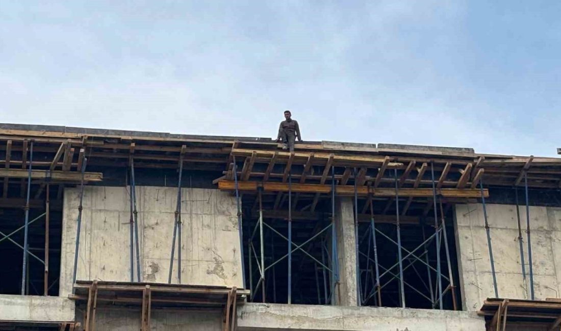 4 aydır maaş alamayan işçiler, çatıya çıktı: “İçeride biriken para yaklaşık 3.5 milyon lira” Bolu’da bir yurt inşaatında çalışan 2 işçi, 4 aydır maaşlarını