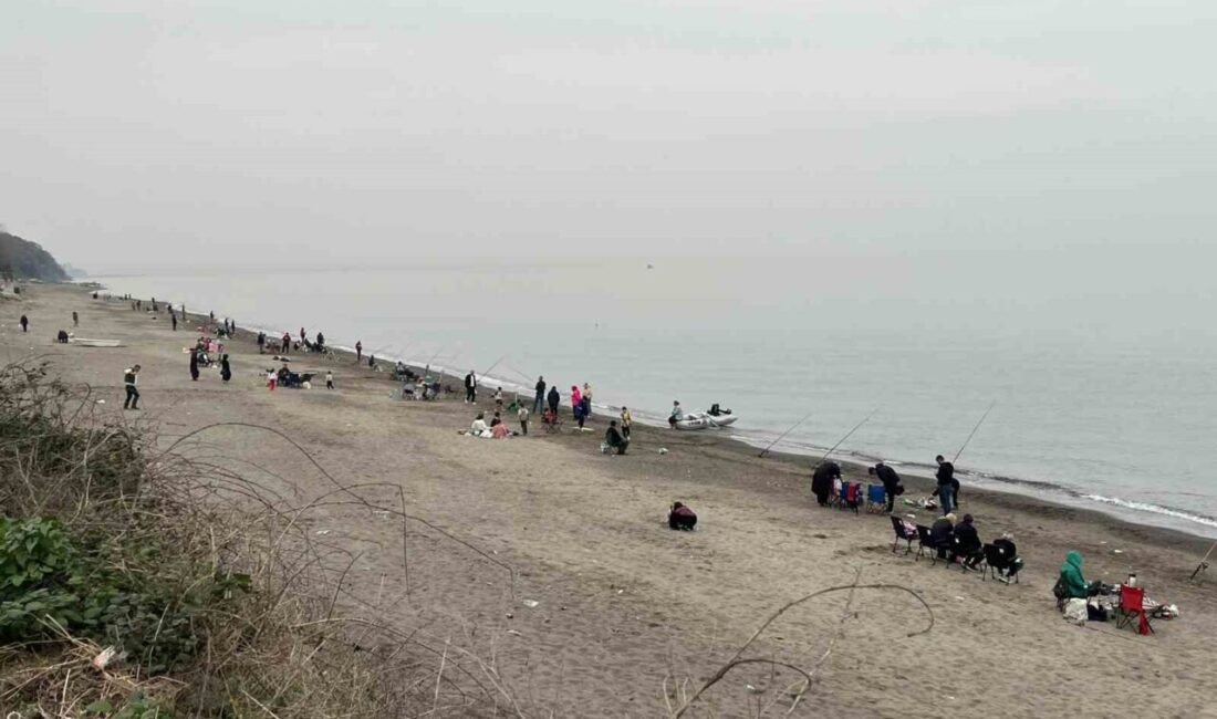 DÜZCE(İHA) – Düzce’nin Akçakoca ilçesinde sahiller olta avcılarıyla doldu. Aileleriyle