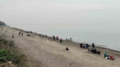 DÜZCE(İHA) – Düzce’nin Akçakoca ilçesinde sahiller olta avcılarıyla doldu. Aileleriyle