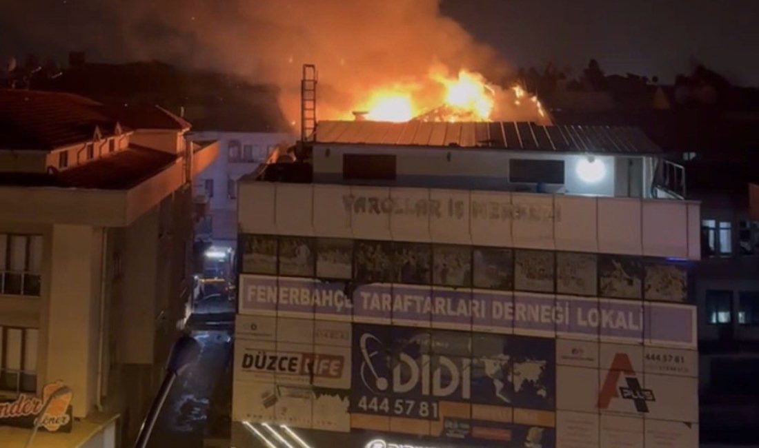 Alevlere teslim olan çatı güçlükle söndürüldü Düzce’de gece saatlerinde iş merkezinin çatısında çıkan yangın korkuttu. Yangın,