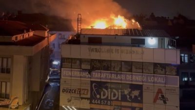 Düzce’de gece saatlerinde iş merkezinin çatısında çıkan yangın korkuttu. Yangın,