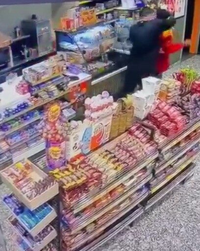 Alkollü müşteri, akaryakıt istasyonu çalışanını böyle darbetti Kocaeli’nde bir akaryakıt istasyonunda alkollü olduğu iddia edilen G.Ö., ödemeyi