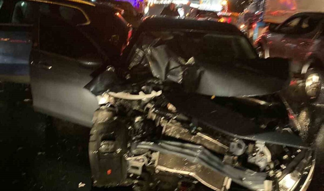 Anadolu Otoyolu’nda 5 aracın karıştığı zincirleme kazada 3 kişi yaralandı.