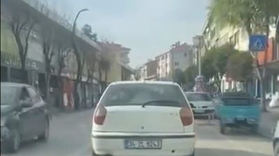 Bolu’da seyir halindeki bir otomobilinin camından reklam broşürü atarak çevreyi