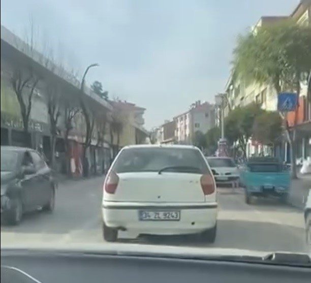 Bolu’da seyir halindeki bir otomobilinin camından reklam broşürü atarak çevreyi