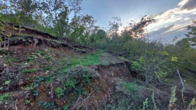 Sakarya’nın Hendek ilçesinde bölgedeki taş ocağı, mahalleyi parça parça kaymasına
