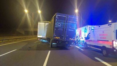 Bolu’da geçtiğimiz gece TEM Otoyolu’nda arıza yapan tıra arkadan çarpan