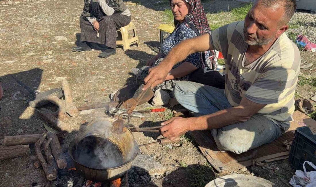 Ateşi eşi harlıyor, o kalaylıyor: Omuz omuza ekmek mücadelesi DÜZCE (İHA) – Düzce’de yaşayan Umut ve Elmas Çakır çifti,