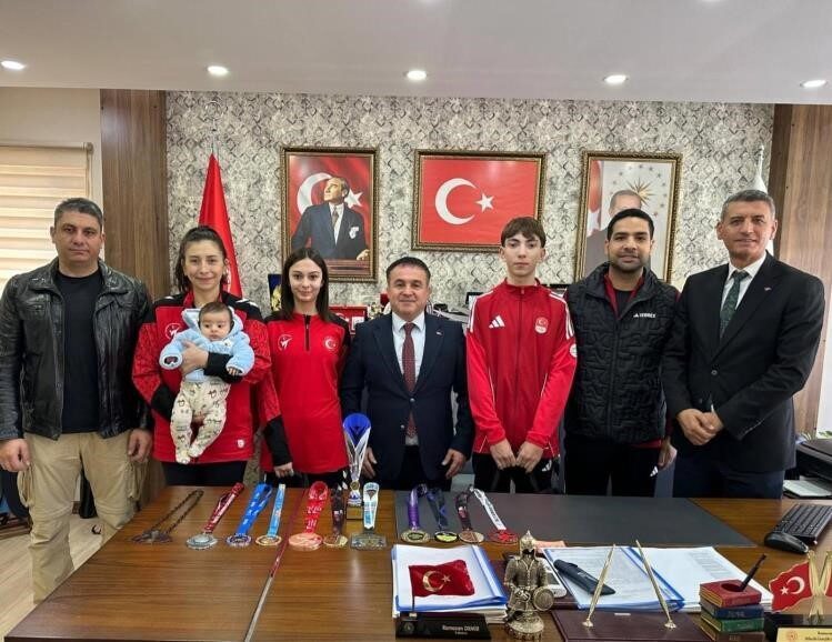 Avrupa üçüncüsü olan sporculara tebrik Avrupa derecesi elde eden Bilecikli taekwondo sporcuları Gençlik ve Spor