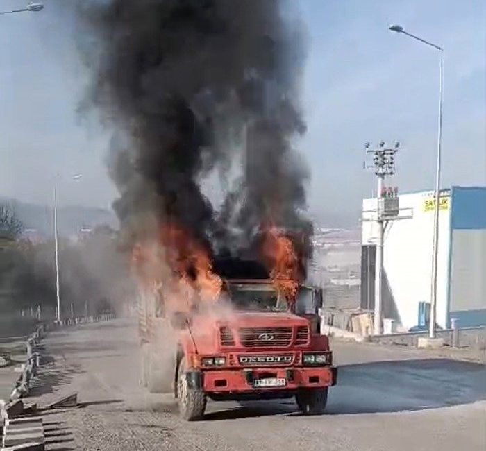 Düzce’de aynı noktada yarım saat arayla iki kamyon yandı. İki