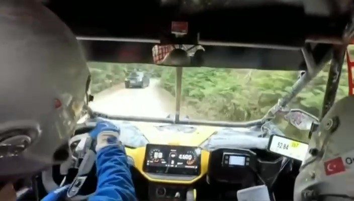 Baja Bolu yarışında etap güzergahına aniden giren sivil araç, büyük