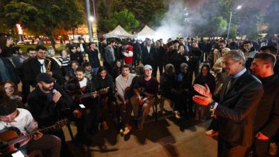 Vize haftası öncesi Üniversiteler Kampüsü’nde öğrencilerle bir araya gelen Sakarya