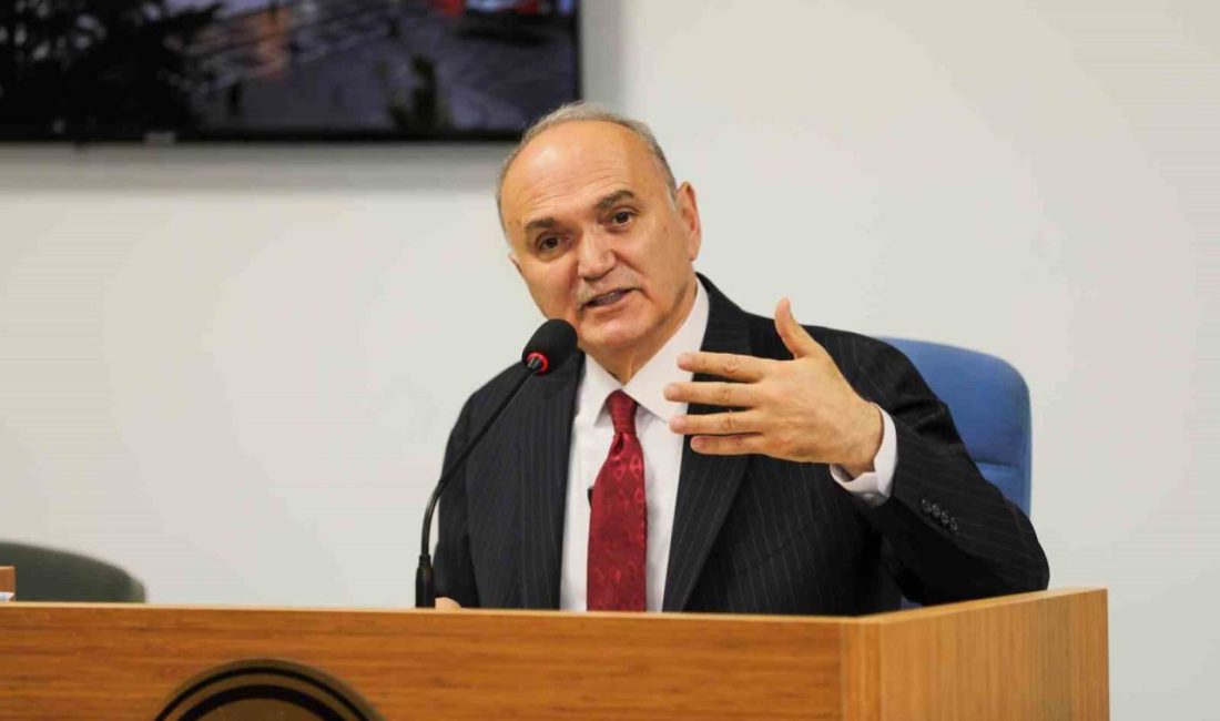 Başkan Özlü, “Düzce’nin yapı stokunun yüzde 80’ini yeniledik” Düzce Belediye Meclisi toplantısında konuşan Belediye Başkanı Dr. Faruk Özlü,