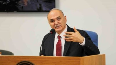 Düzce Belediye Meclisi toplantısında konuşan Belediye Başkanı Dr. Faruk Özlü,