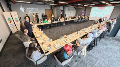 Başiskele Belediye Başkanı Yasin Özlü, Başiskele Halk Eğitim Merkezi’nin kadın