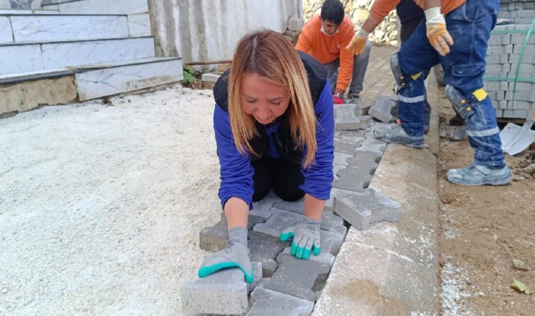 Başkan Tekin’den sahada örnek çalışma Bilecik’in Pazaryeri ilçesinde Belediye Başkanı Zekiye Tekin, kendi elleriyle parke