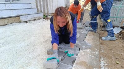 Bilecik’in Pazaryeri ilçesinde Belediye Başkanı Zekiye Tekin, kendi elleriyle parke