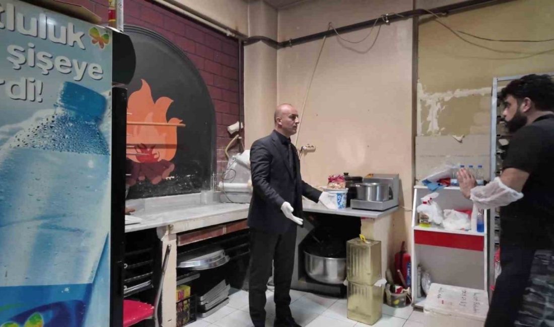 Kocaeli’nin Derince ilçesinde Belediye Başkan Yardımcısı Taner Elyıldırım’ın zabıta ekipleriyle