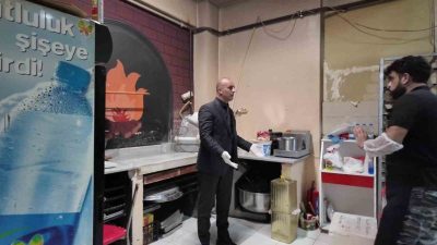 Kocaeli’nin Derince ilçesinde Belediye Başkan Yardımcısı Taner Elyıldırım’ın zabıta ekipleriyle