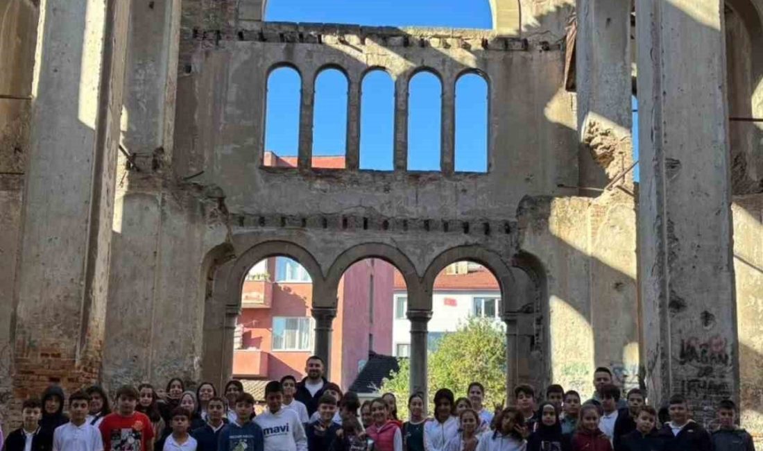 Bayırköy’de miniklerin tarih dolu Bilecik gezisi Bayırköy Belediyesi’nin düzenlediği kültürel gezi kapsamında Bayırköy İlkokulu öğrencileri Bilecik’in