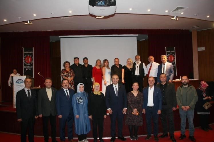 Bayırköy’de Şiir ve Beste Gecesi Bayırköy Belde Belediyesi, Köprübaşı Edebiyat Dergisi iş birliğiyle düzenlenen Şiir