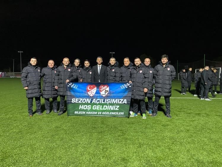 Bilecik futbol hakemleri sezonu Gölpazarı’nda başlattı Bilecik İl Hakem Kurulu, 2025-2026 futbol sezonunun açılışını Gölpazarı’nda gerçekleştirdi.