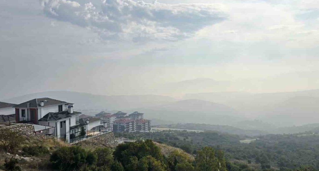 Bilecik sisli bir sabaha uyandı Bilecik sisli bir sabaha uyanırken kent beyaz bir örtüyle kapladı.