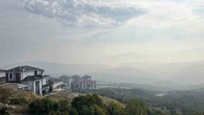 Bilecik sisli bir sabaha uyanırken kent beyaz bir örtüyle kapladı.