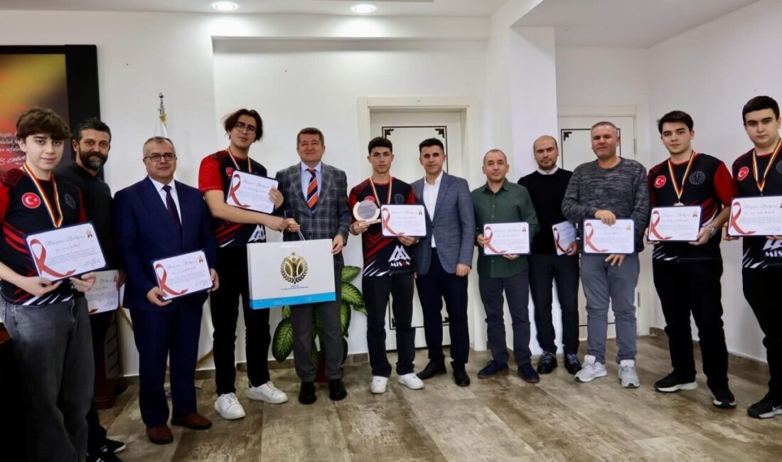 Bilecik İl Milli Eğitim Müdürü Serdal Şimşek, dünya üçüncülüğü elde