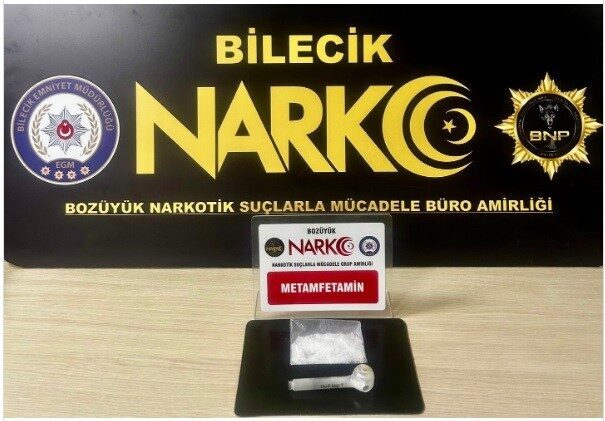 Bilecik’te yapılan asayiş kontrollerinde bir kişinin üzerinden uyuşturucu madde ele